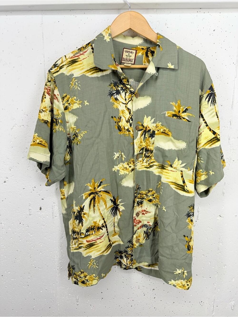 Vintage Tommy Bahama Men’s Size Medium 100% Silk Hawaiian Shirt